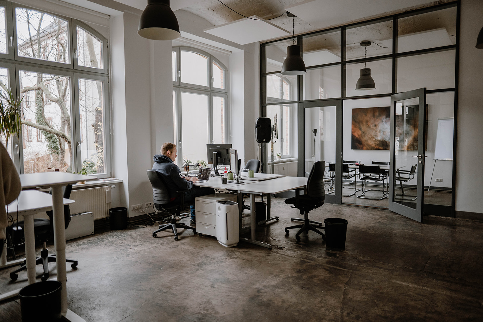 Großraumbüro Rückansicht mit Team