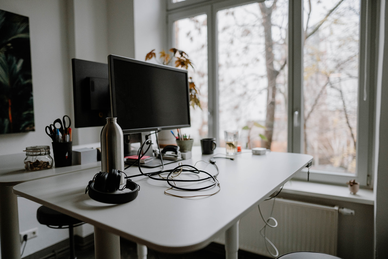 Moderner Arbeitsplatz mit Schreibtisch